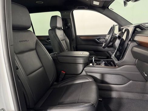 Used 2025 GMC Yukon XL Denali image 35