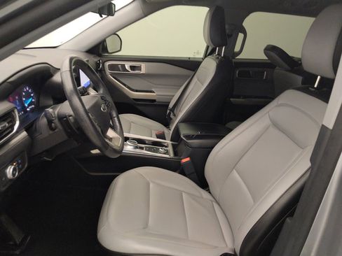 Used 2021 Ford Explorer XLT w/ Equipment Group 202A AWD/4WD image 17