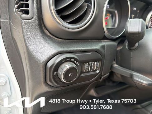 Used 2022 Jeep Wrangler Unlimited Rubicon w/ LED Lighting Group AWD/4WD image 15