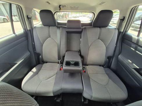 Used 2024 Toyota Highlander LE FWD image 12