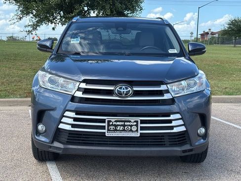 Used 2019 Toyota Highlander XLE FWD image 3