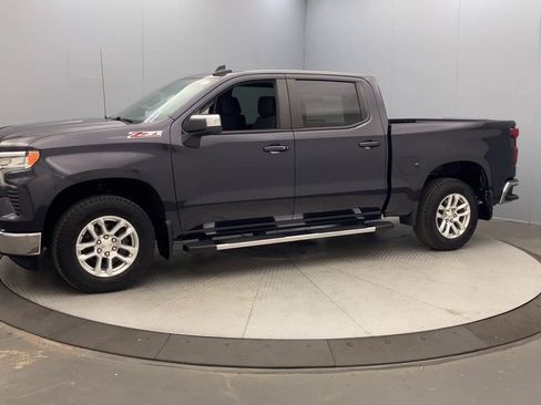 Used 2022 Chevrolet Silverado 1500 LT w/ Z71 Off-Road Package AWD/4WD image 9