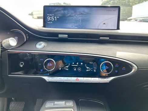 Used 2024 Genesis GV70 2.5T w/ Advanced Package AWD/4WD image 18
