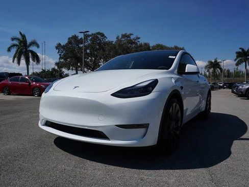 Used 2024 Tesla Model Y Performance image 9