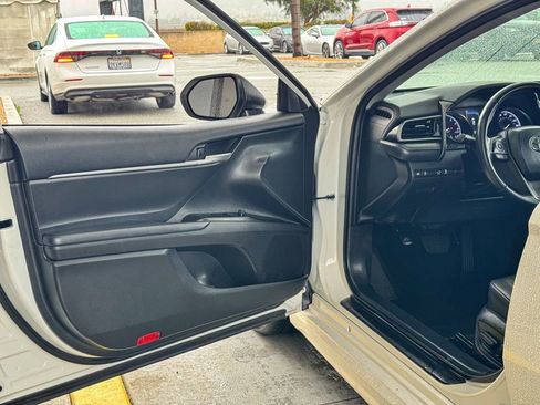 Used 2023 Toyota Camry SE image 11