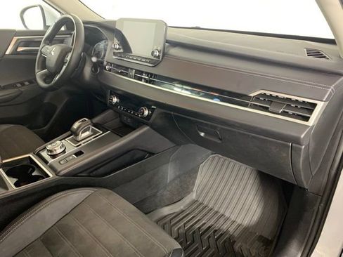 Used 2024 Mitsubishi Outlander SE image 23