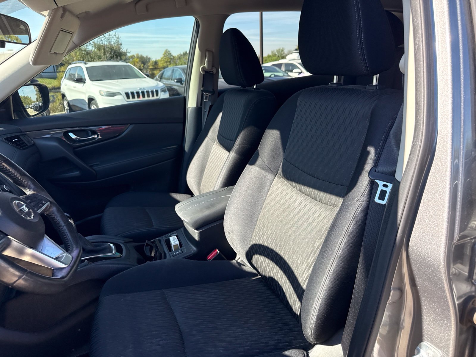 Used 2017 Nissan Rogue SV FWD image 9