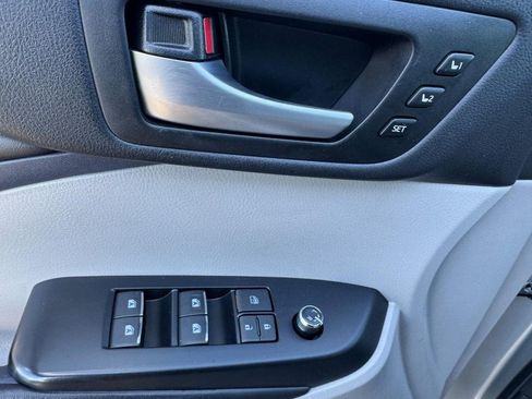 Used 2018 Toyota Highlander image 17