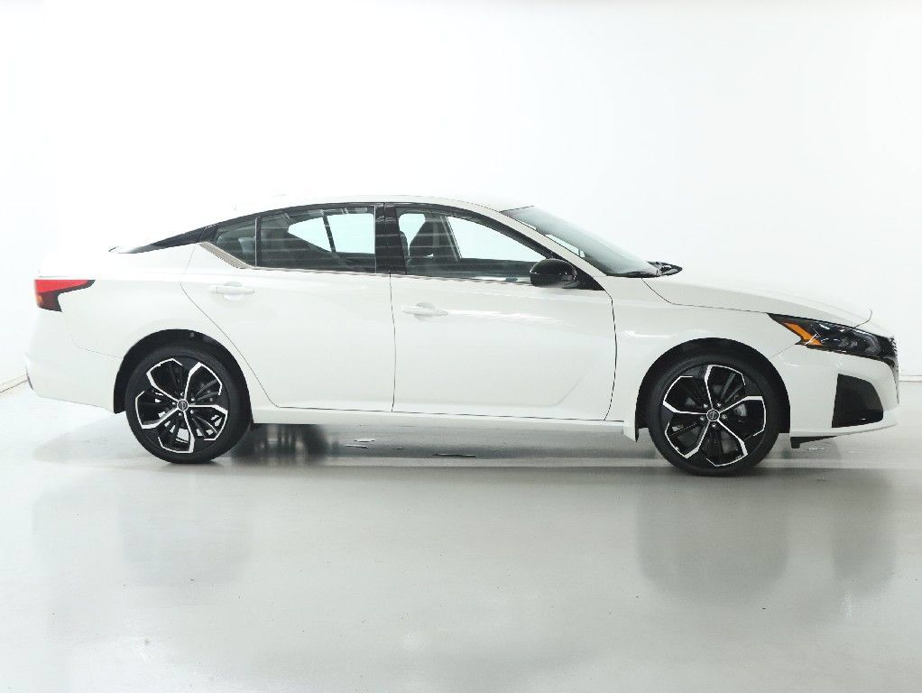 Certified 2025 Nissan Altima 2.5 SR AWD/4WD image 11