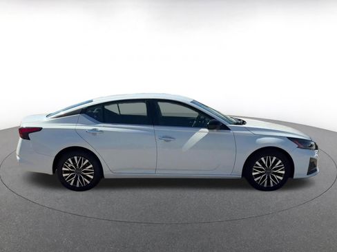 Used 2025 Nissan Altima 2.5 SV FWD image 13