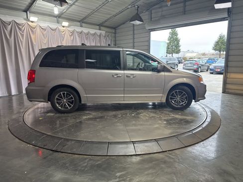 Used 2017 Dodge Grand Caravan SXT image 3