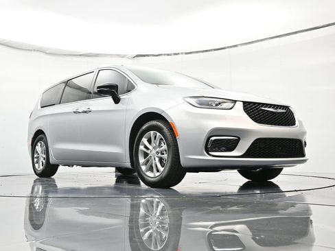 New 2026 Chrysler Pacifica Select image 39