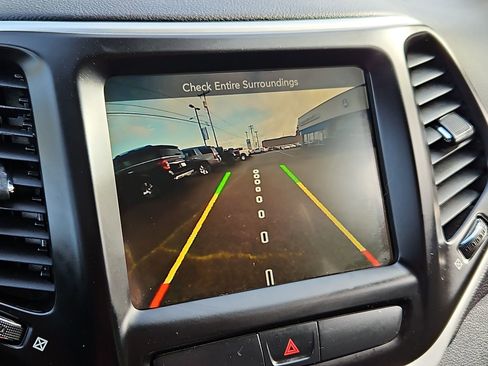 Used 2017 Jeep Cherokee Trailhawk image 19