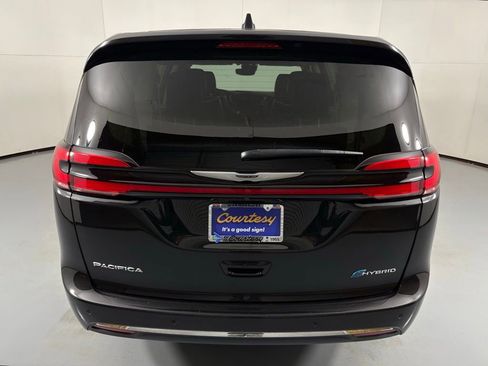 Used 2023 Chrysler Pacifica Limited image 8