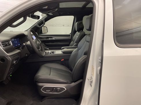 New 2025 Jeep Wagoneer 4WD w/ Premium Group I image 19