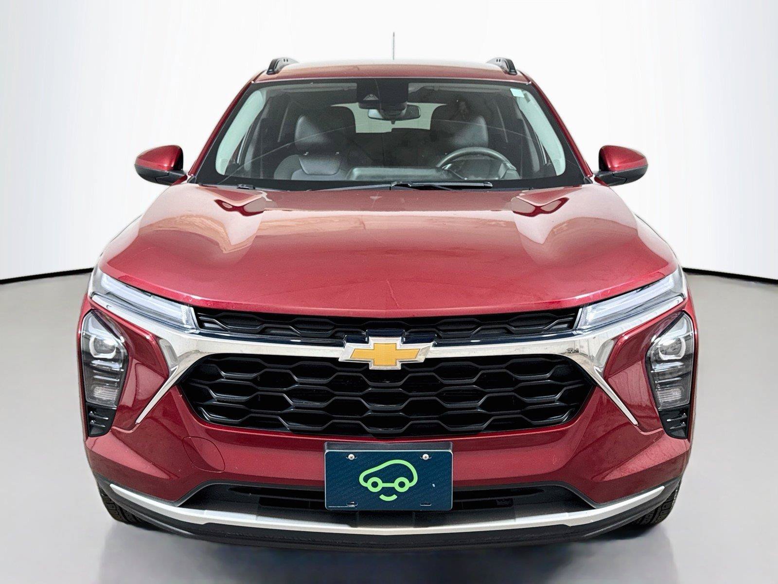 Used 2025 Chevrolet Trax LT FWD image 2