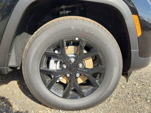 New 2025 Jeep Grand Cherokee Altitude image 5