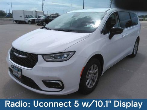 Used 2024 Chrysler Pacifica Touring-L FWD image 5