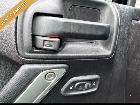 Used 2016 Jeep Wrangler Unlimited Sahara w/ Connectivity Group AWD/4WD image 5