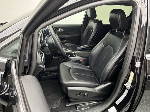 Used 2025 Chrysler Pacifica Select FWD image 9