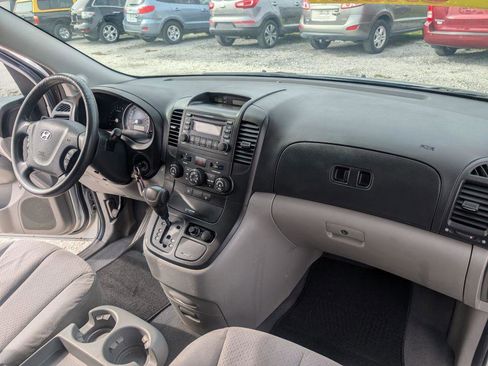 Used 2008 Hyundai Entourage Limited image 17