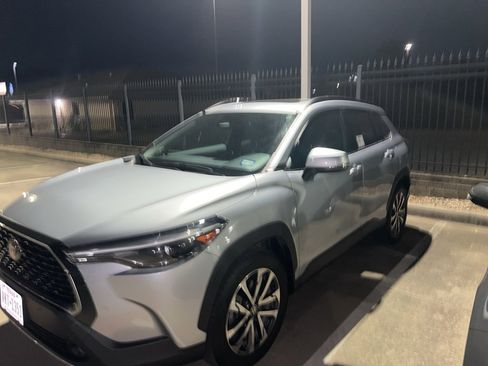 Used 2024 Toyota Corolla Cross XLE image 3