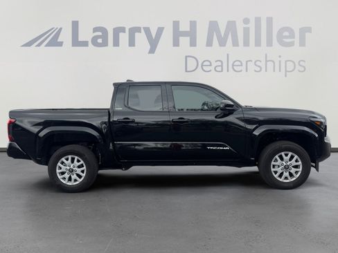 Certified 2025 Toyota Tacoma SR5 AWD/4WD image 6