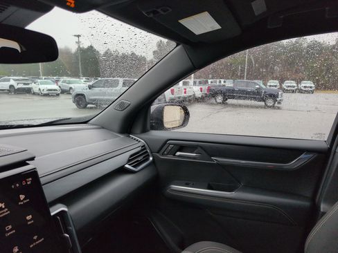 Used 2025 GMC Acadia Elevation image 27