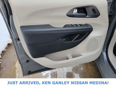 Used 2023 Chrysler Pacifica Touring-L image 14