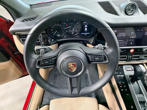 Certified 2025 Porsche Macan image 39