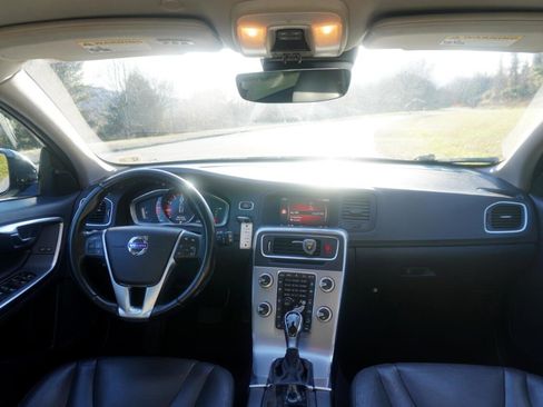 Used 2018 Volvo V60 T5 Cross Country w/ Convenience Package image 22