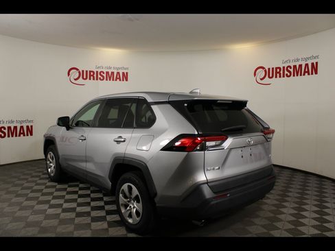 Used 2022 Toyota RAV4 LE FWD image 6