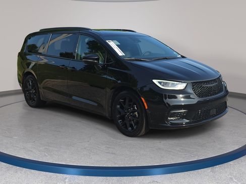 Used 2025 Chrysler Pacifica Limited FWD image 3