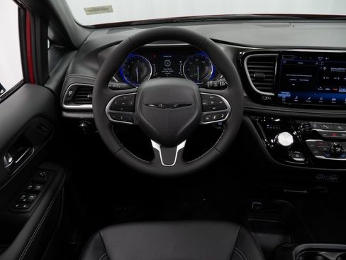 Certified 2025 Chrysler Pacifica Select image 24