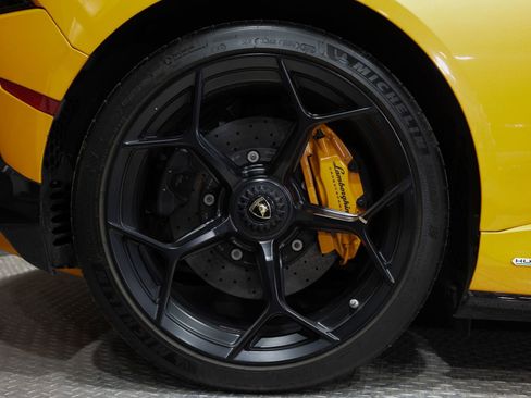Used 2020 Lamborghini Huracan EVO image 17