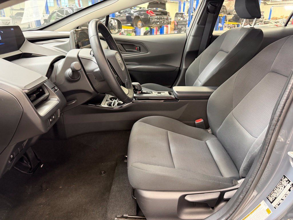 Used 2025 Toyota Prius LE FWD image 14