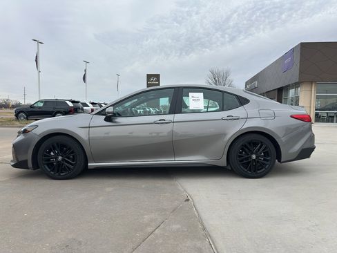 Used 2025 Toyota Camry SE image 4