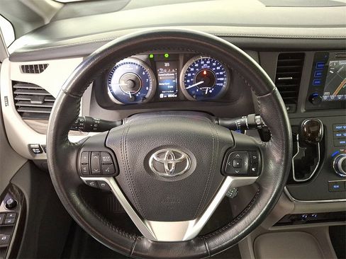 Used 2015 Toyota Sienna XLE image 21