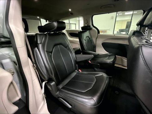 Used 2024 Chrysler Pacifica Touring-L image 24