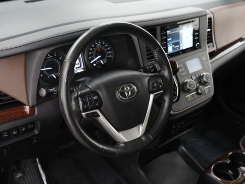 Used 2020 Toyota Sienna Limited Premium AWD/4WD image 24