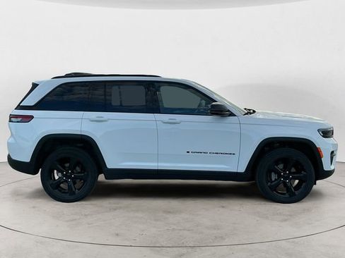 Used 2023 Jeep Grand Cherokee Altitude AWD/4WD image 6