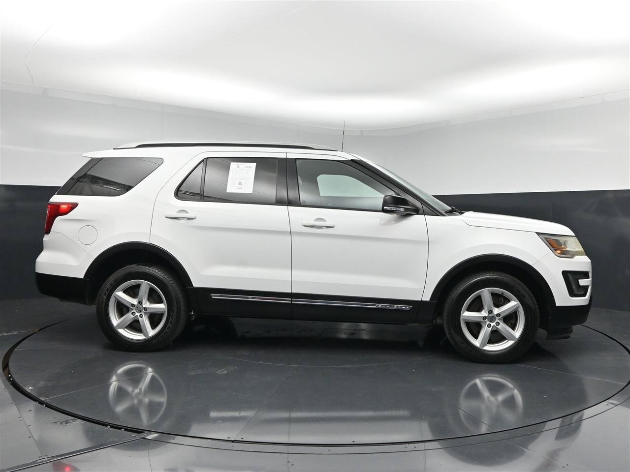 Used 2016 Ford Explorer XLT AWD/4WD image 4