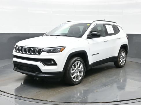 Used 2023 Jeep Compass Latitude image 2