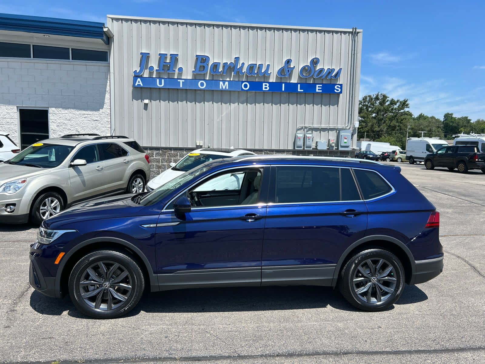 Used 2023 Volkswagen Tiguan SE w/ Panoramic Sunroof Package AWD/4WD image 6