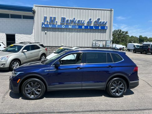 Used 2023 Volkswagen Tiguan SE w/ Panoramic Sunroof Package AWD/4WD image 6