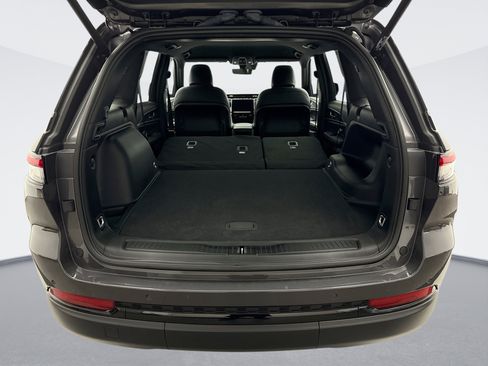 Used 2025 Jeep Grand Cherokee Limited w/ Black Appearance Package image 23