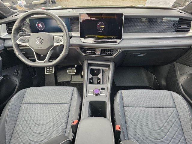 Used 2025 Volkswagen Tiguan SE R-Line AWD/4WD image 24