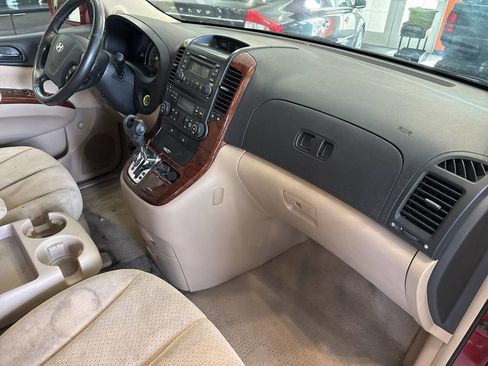 Used 2007 Hyundai Entourage GLS image 30
