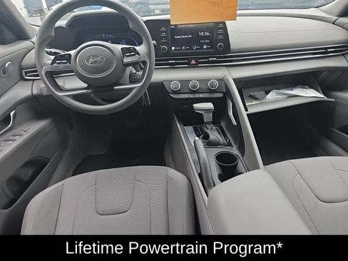 Used 2024 Hyundai Elantra SE FWD image 4