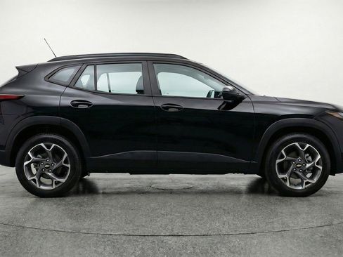 Used 2025 Chevrolet Trax LT w/ LT Convenience Package FWD image 11